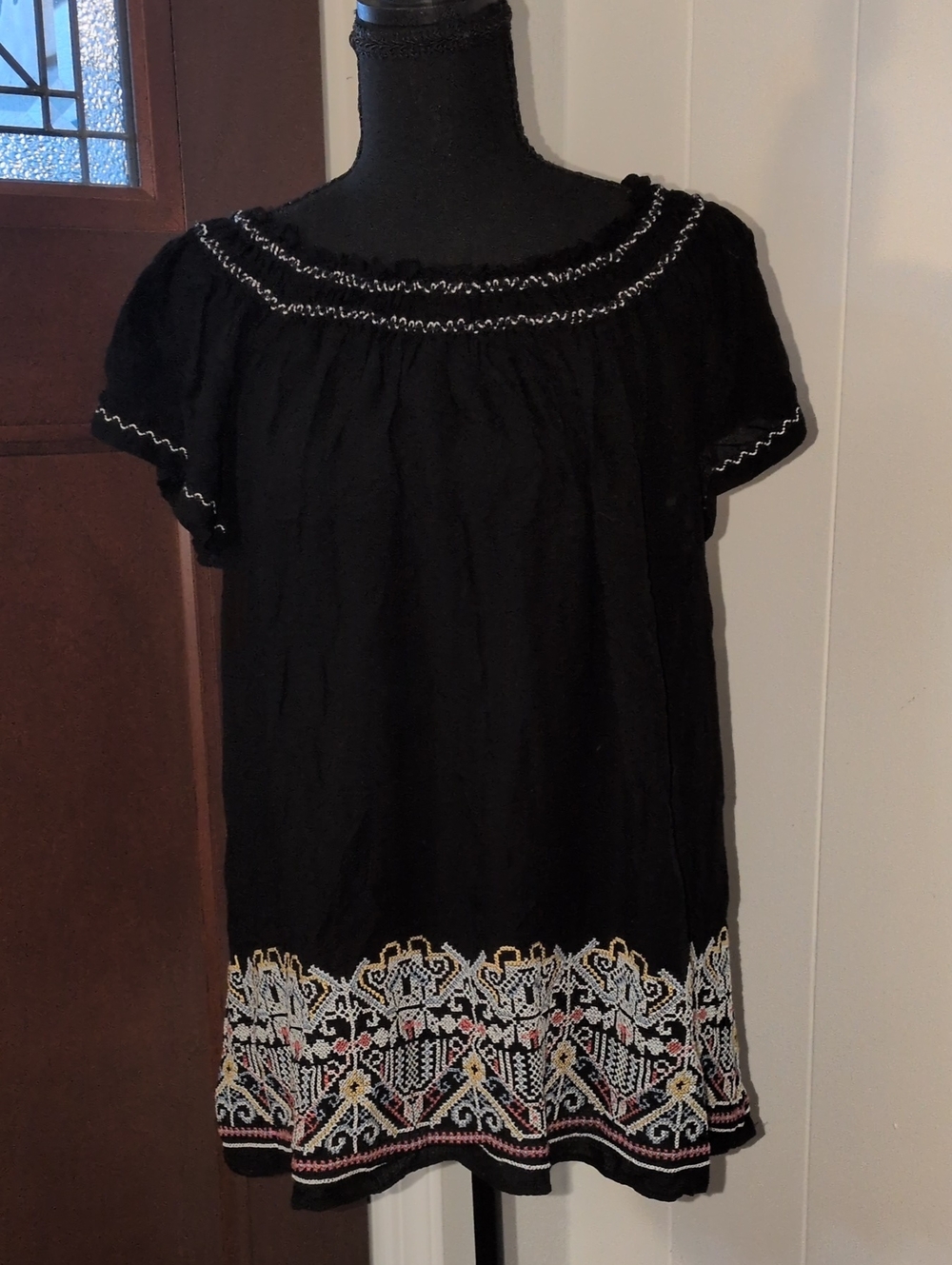 "Max Studio" Black Short Sleeve Embroidered Tunic Size L